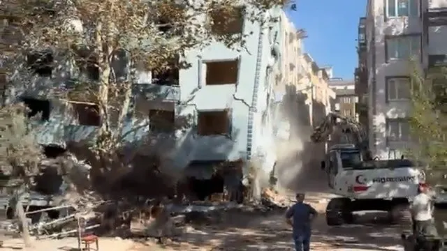Mustafakemalpaşa’da Yıkım Sırasında Apartmanın Bir Bölümü Çöktü