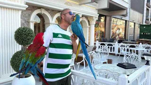 Mustafakemalpaşa’da Papağanlarıyla İ̇lgi Odağı Oldu