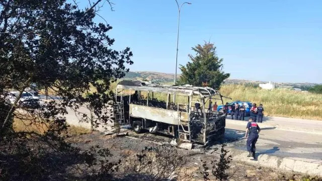 Mustafakemalpaşa'da Seyir Halindeki Servis Otobüsü Alevlere Teslim Oldu