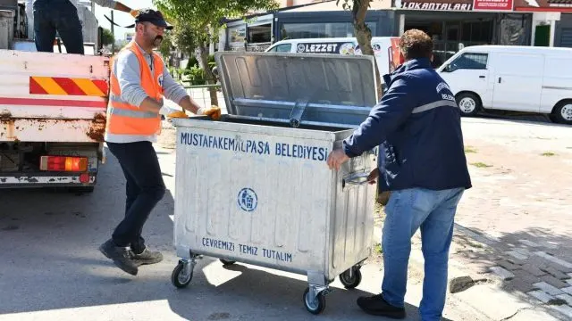 Mustafakemalpaşa’da eski çöp konteynerleri yenileniyor
