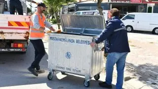 Mustafakemalpaşa’da eski çöp konteynerleri yenileniyor